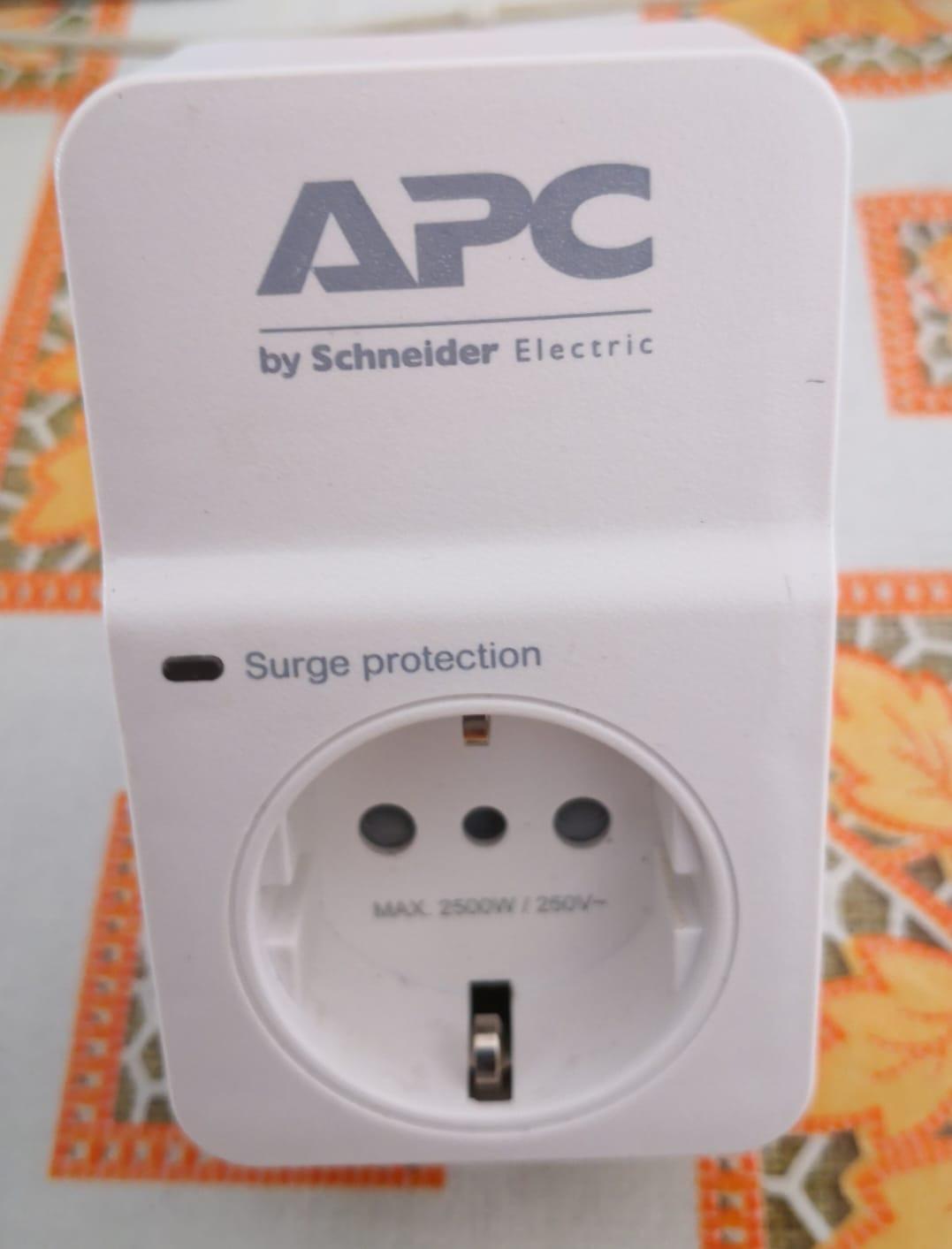 APC SurgeArrest PM1W-IT presa antisovratensione 1 uscita