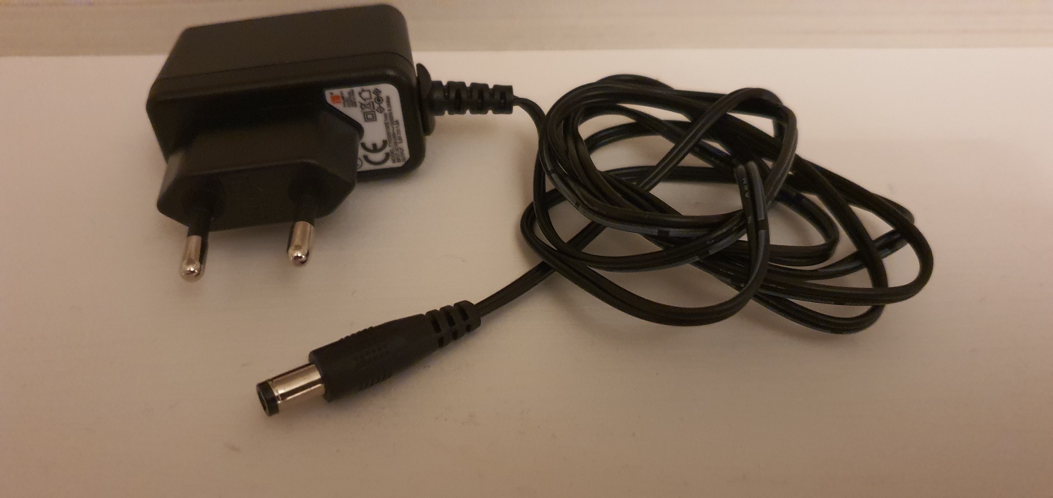 Leicke Alimentatore Universale 5V 1A 5W alimentatore 5,5x2,5mm