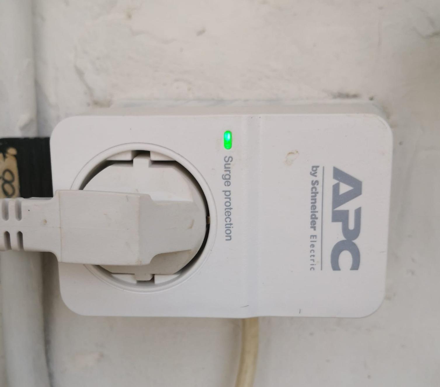 APC SurgeArrest PM1W-IT presa antisovratensione 1 uscita