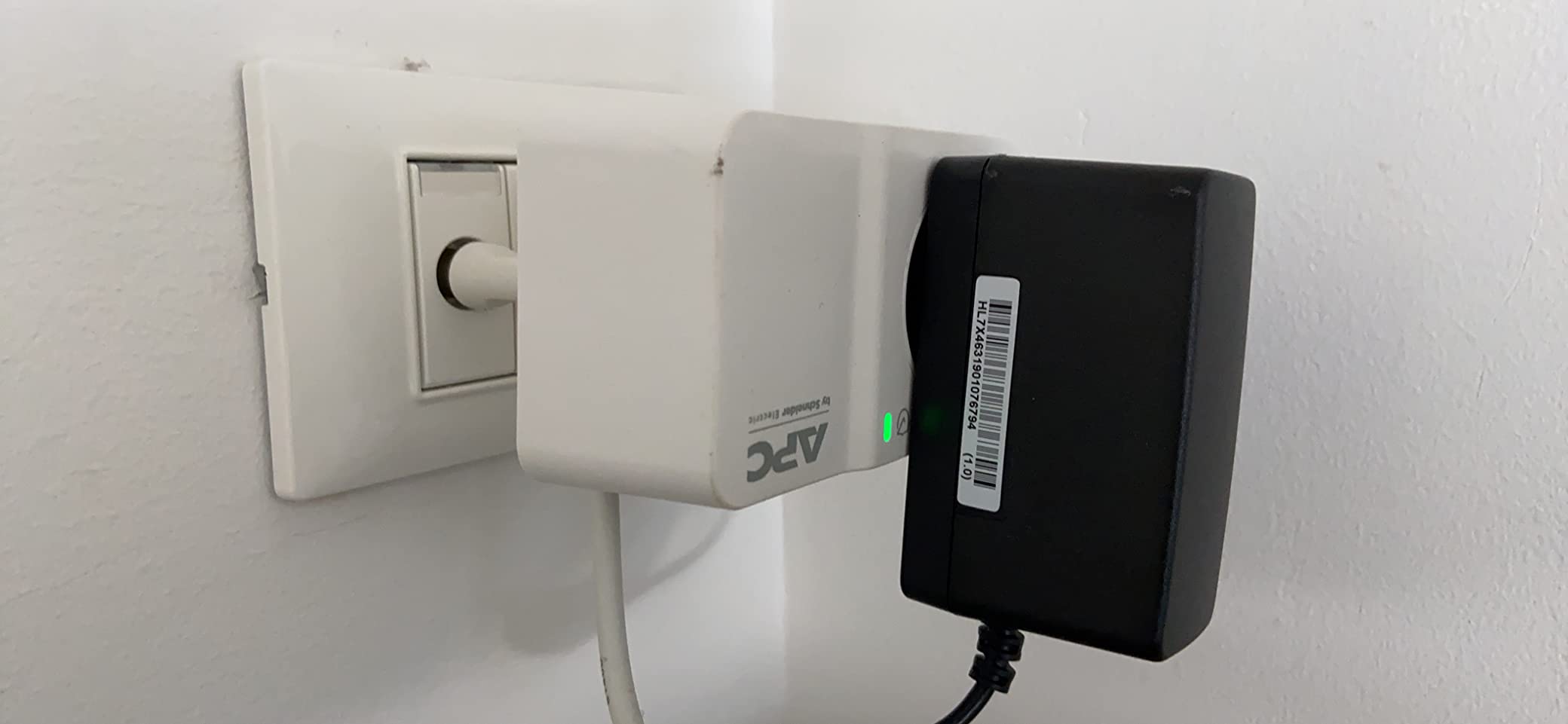 APC SurgeArrest PM1W-IT presa antisovratensione 1 uscita