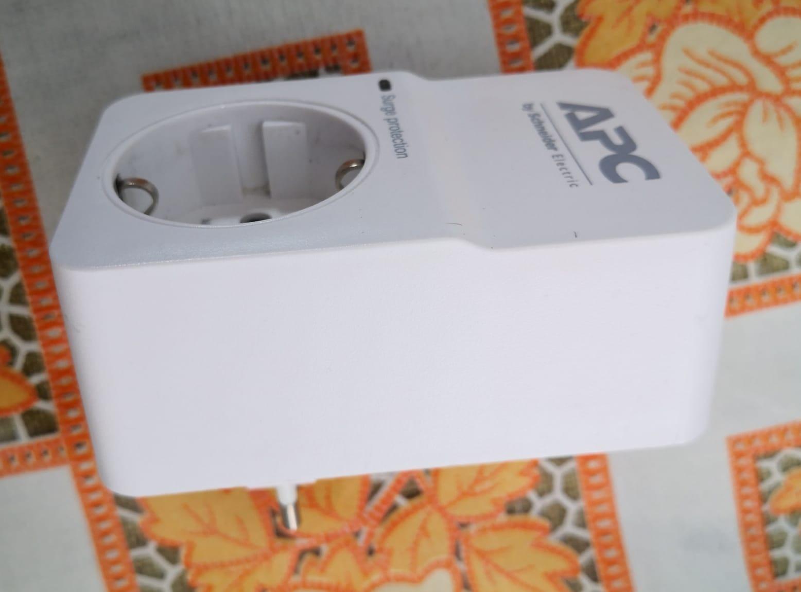 APC SurgeArrest PM1W-IT presa antisovratensione 1 uscita