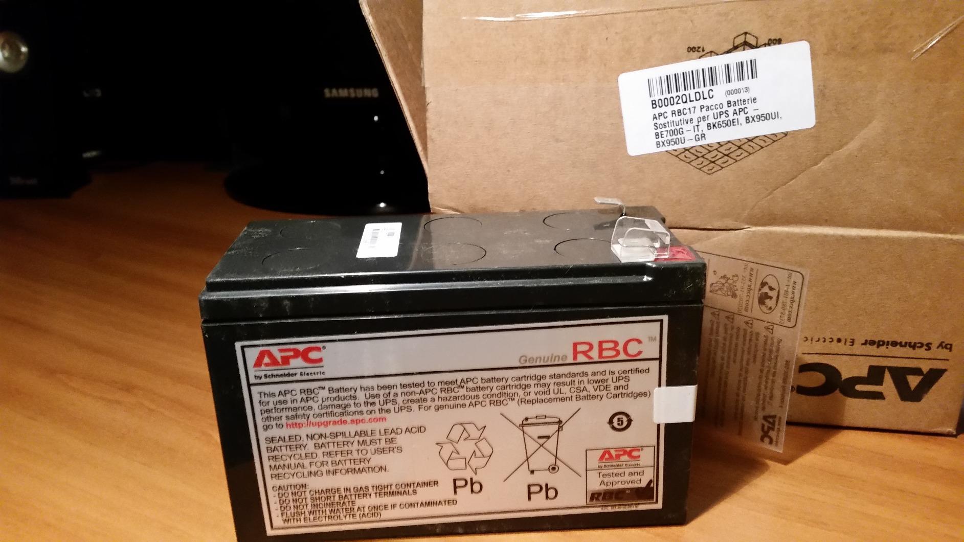 APC RBC17 batteria UPS piombo per BE700G-IT sigillata