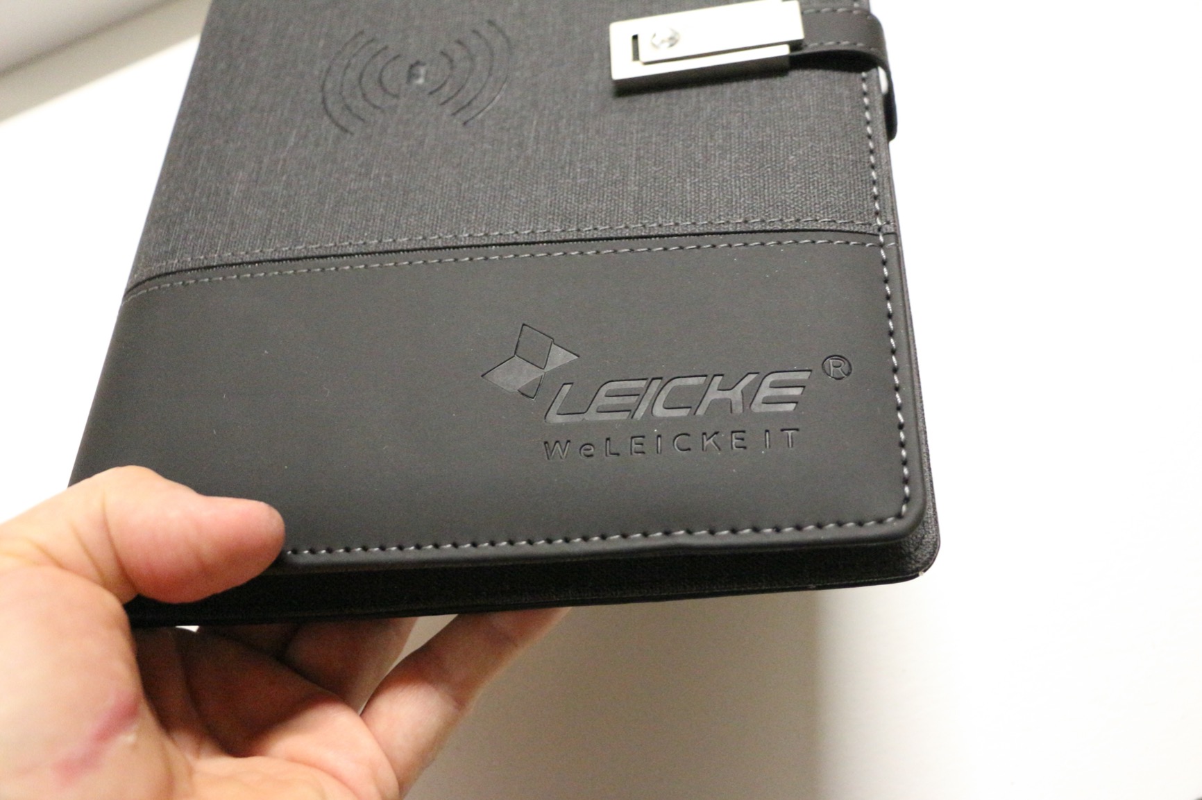 Leicke Taccuino A5 Pelle con Power Bank 8000mAh Ricarica Qi