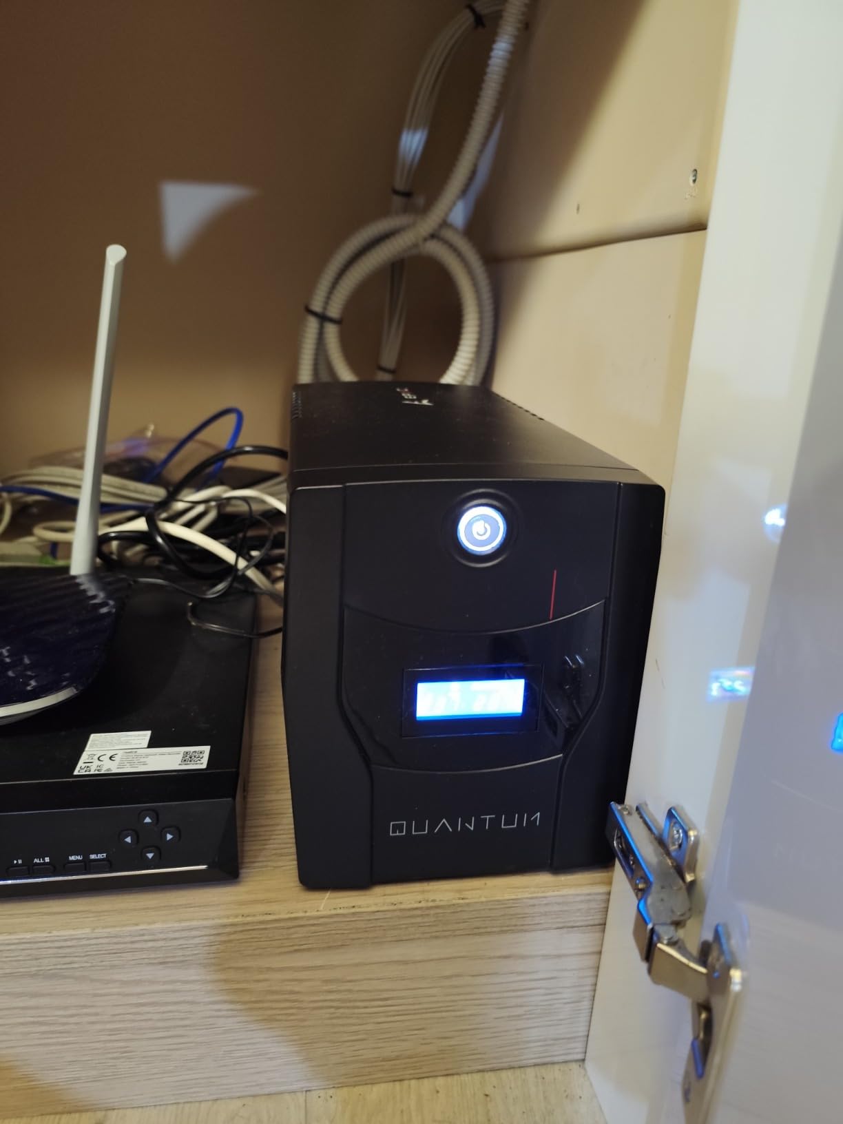 EPYC Quantum 1500VA 900W Gruppo di Continuità UPS 5 Prese LCD