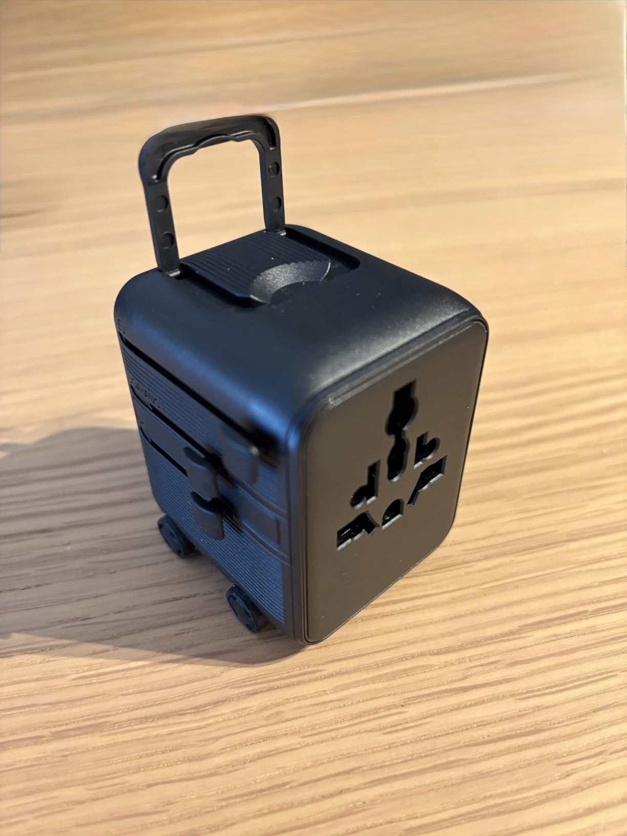 Xoopar Luggie adattatore viaggio universale blu USB-C 150 paesi
