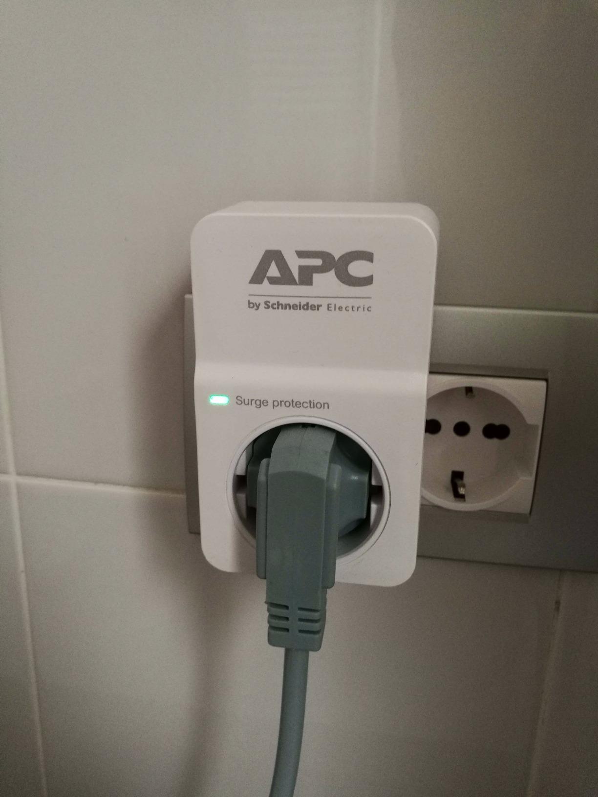 APC SurgeArrest PM1W-IT presa antisovratensione 1 uscita