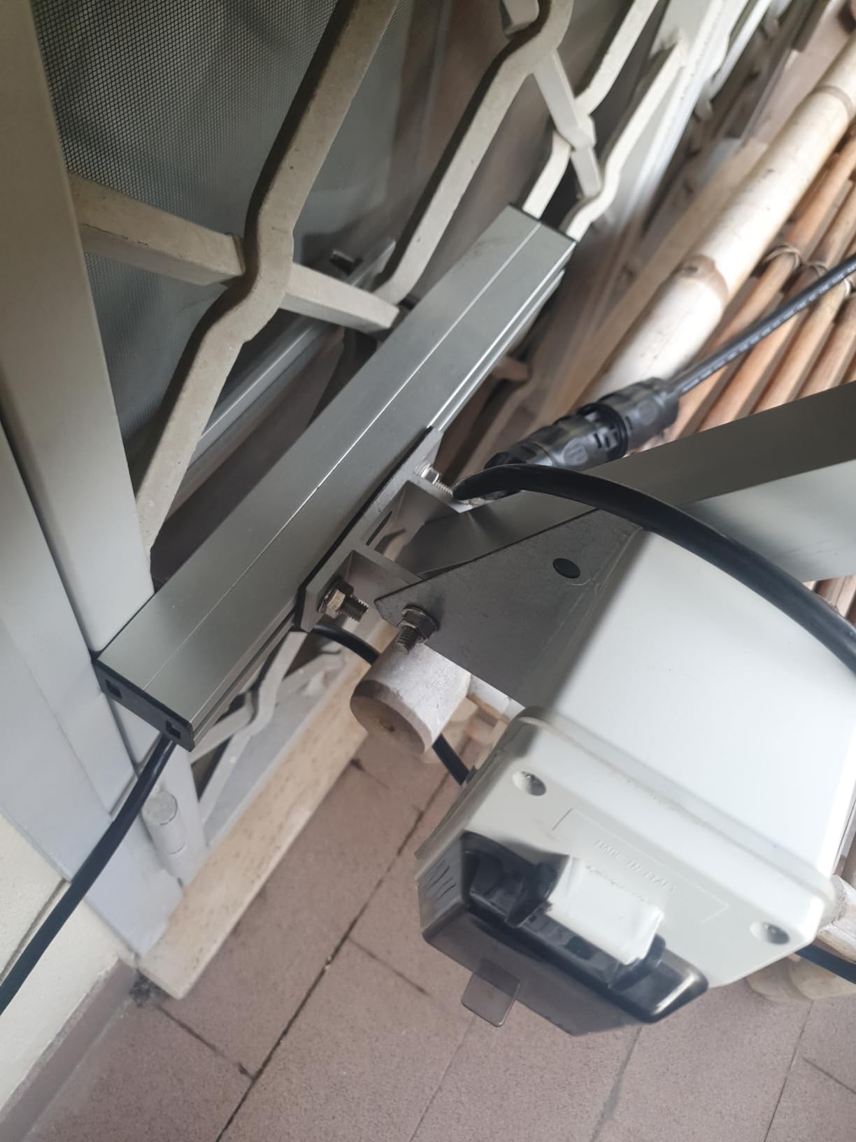 Leicke ULL staffa per pannello solare balcone alluminio