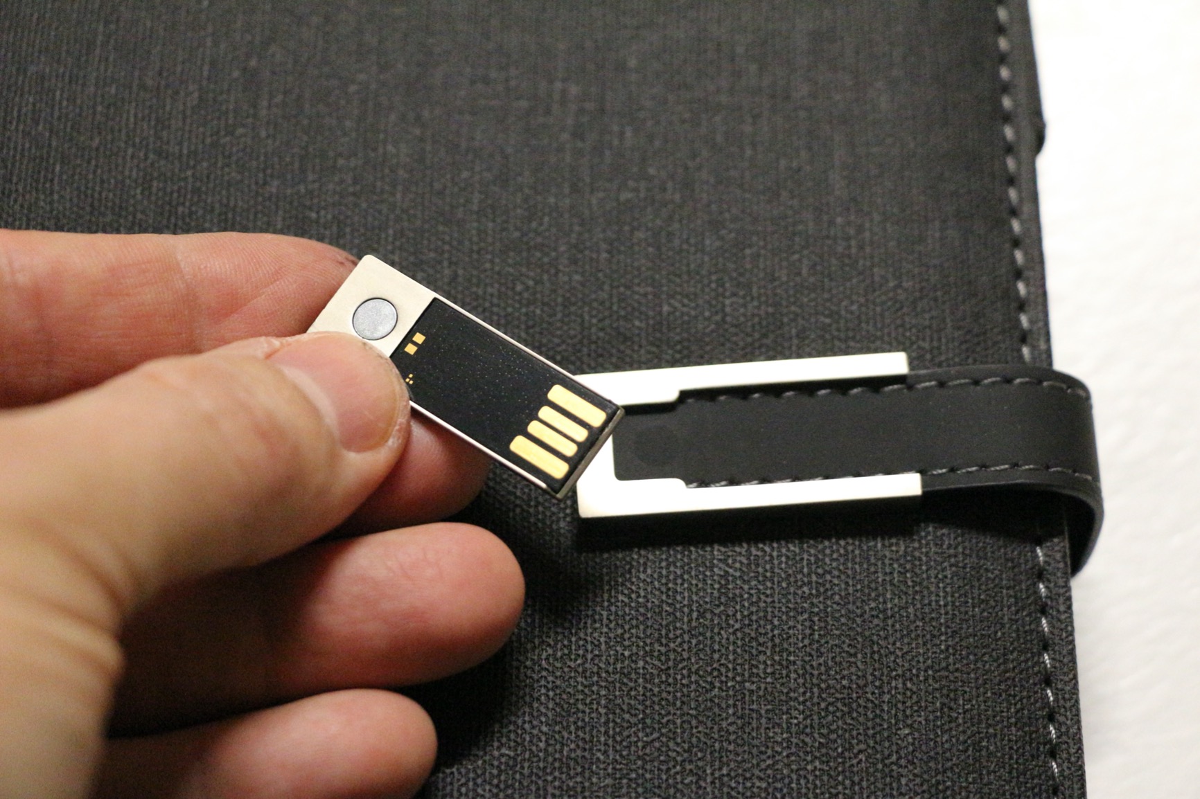 Leicke Taccuino A5 Pelle con Power Bank 8000mAh Ricarica Qi